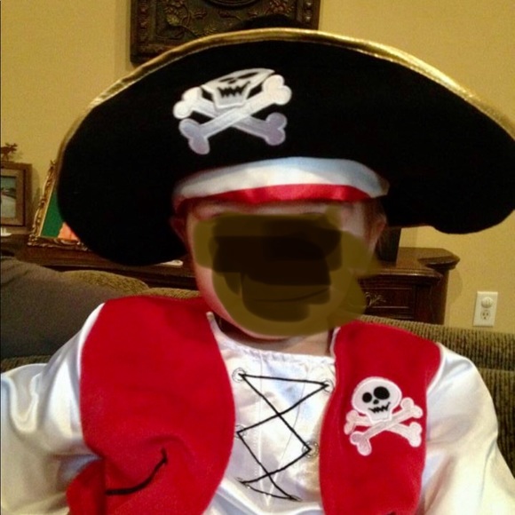 Cute toddler pirate costume for Halloween - Picture 3 of 3